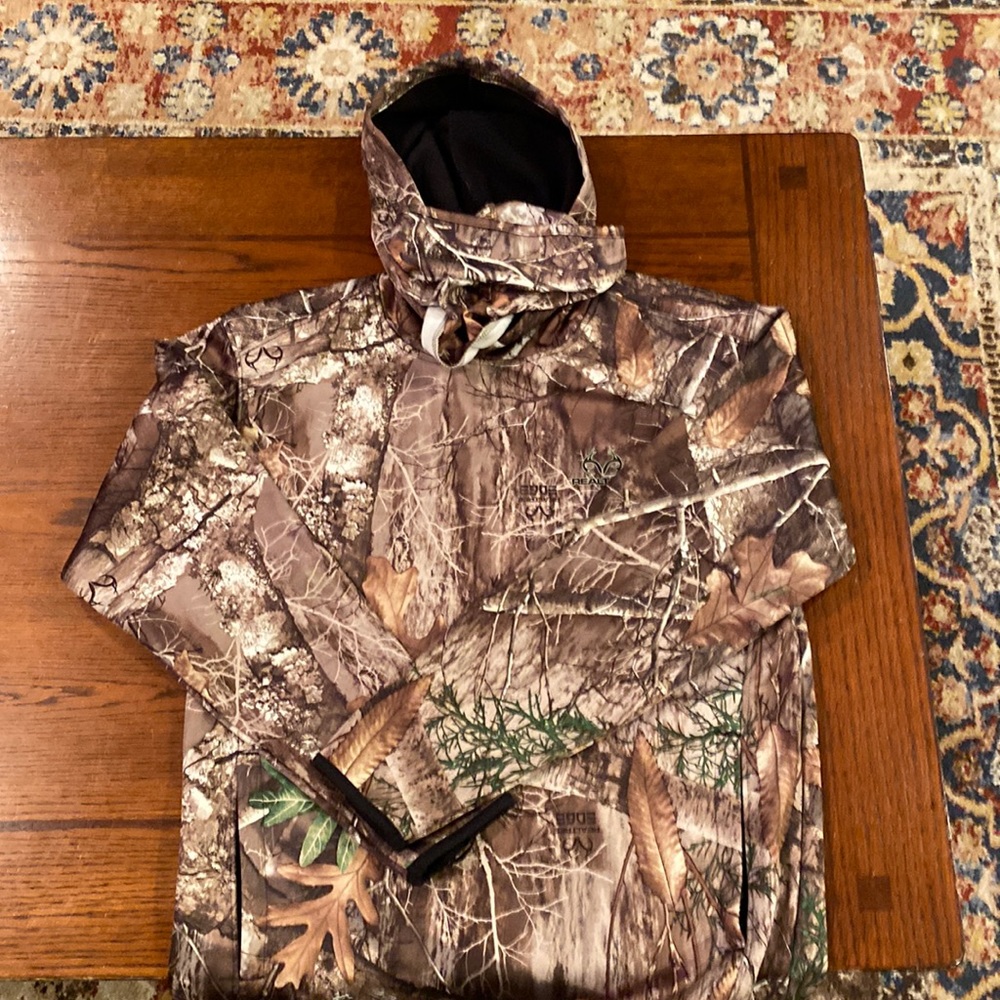 Realtree edge boys hunting hoody w/ built in face mask. Great 4 spring hunting!
